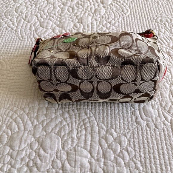 Adorable COACH Signature Collection mini handbag/wristlet with flower appliqué - Picture 6 of 16